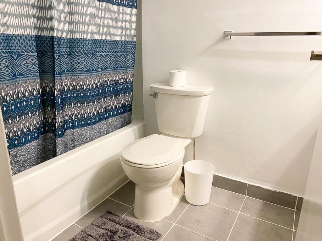Bright Apartment Close To City With Free Parking Торонто Екстер'єр фото